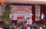 Học sinh Hà Nội thích thú gói bánh chưng ngày Tết